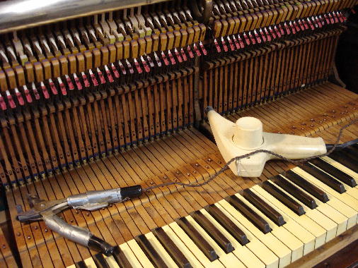 65 - Hammers aligned to strings 65 - Hammers aligned to strings